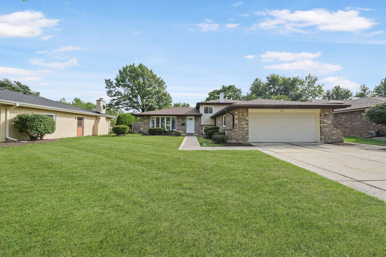 1617 Holly AVE, Darien, IL 60561