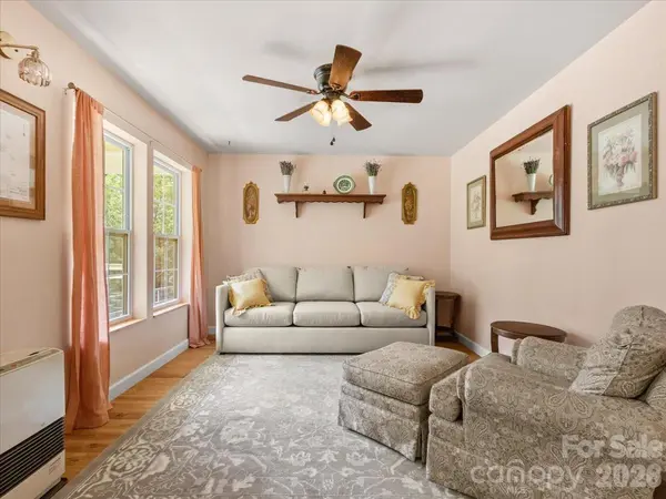 427 Hardscrabble RD, Burnsville, NC 28714