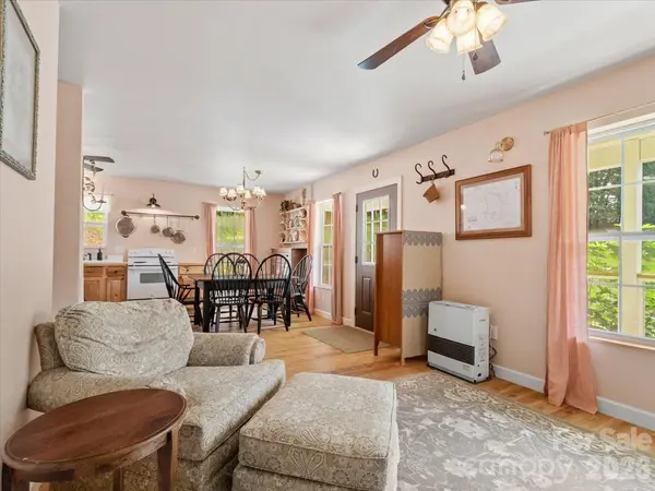 427 Hardscrabble RD, Burnsville, NC 28714