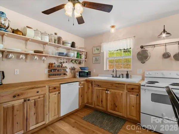 427 Hardscrabble RD, Burnsville, NC 28714