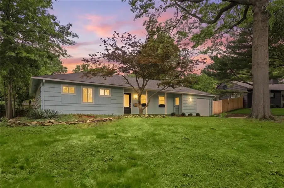 7740 Briar DR, Prairie Village, KS 66208