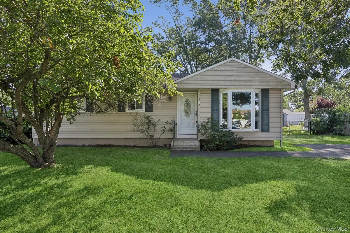 2719 Connecticut AVE, Medford, NY 11763