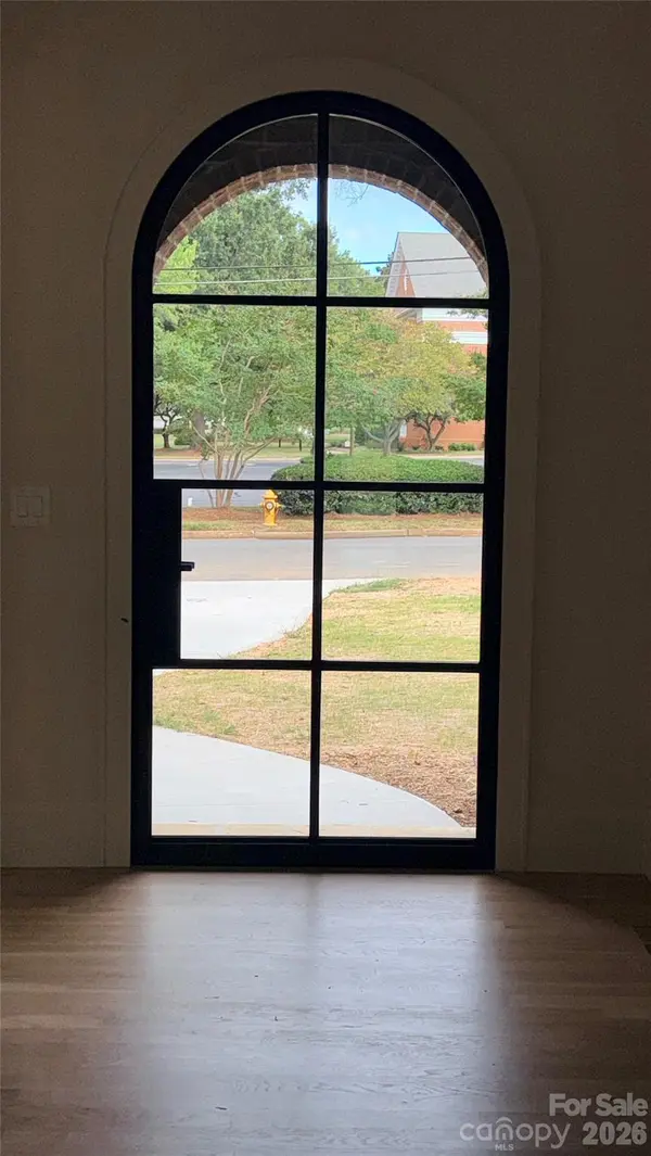 106 Hunter LN, Charlotte, NC 28211