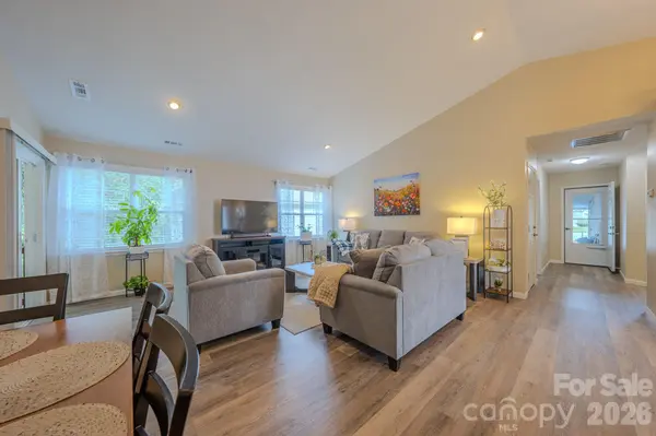 177 Clear Creekside DR, Hendersonville, NC 28792