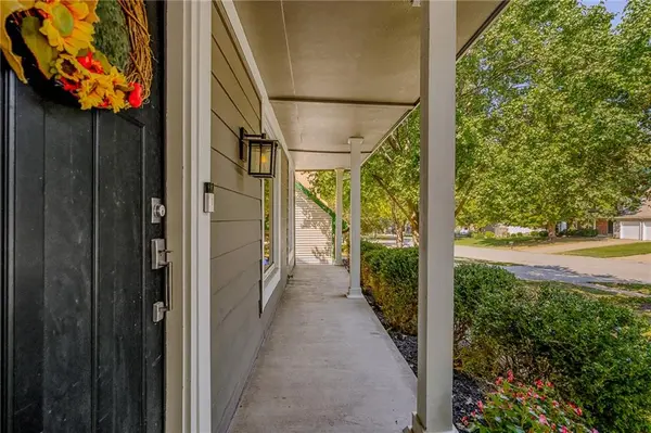 14430 S Summertree LN, Olathe, KS 66062