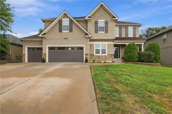 19746 W 120th TER, Olathe, KS 66061