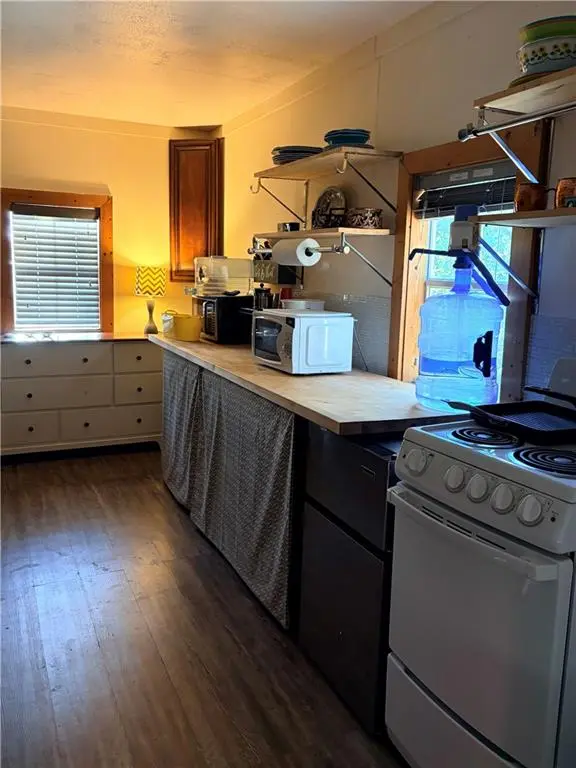 70 N Lakeside DR, La Cygne, KS 66040