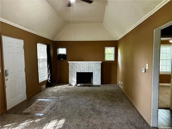 6800 Blue Pkwy, Kansas City, MO 64129