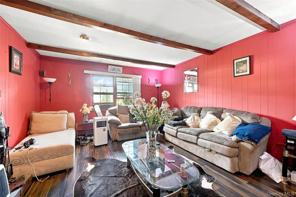 124 E Woodside AVE, Patchogue, NY 11772