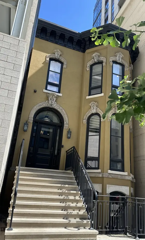 154 W Superior ST, Chicago, IL 60654