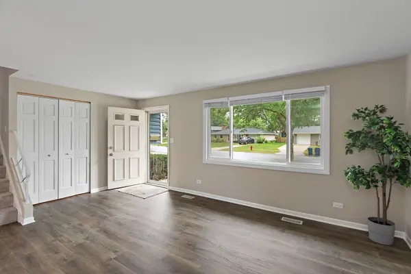 321 Desmond DR, Schaumburg, IL 60193