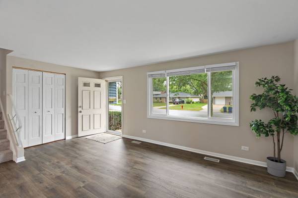 321 Desmond DR, Schaumburg, IL 60193