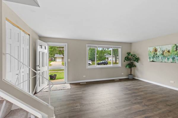 321 Desmond DR, Schaumburg, IL 60193