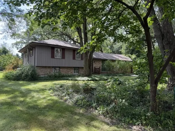 28W041 Elm DR, West Chicago, IL 60185