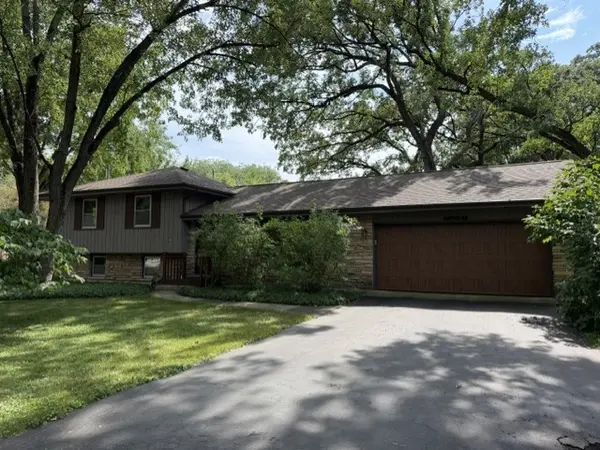 28W041 Elm DR, West Chicago, IL 60185