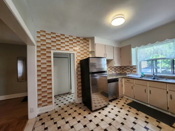 1986 Davenport RD #2nd Floor, Toronto W03, ON M6N 1C4