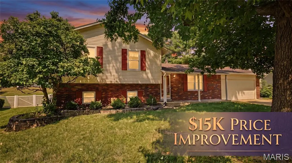 2215 Graystone DR, St Charles, MO 63303
