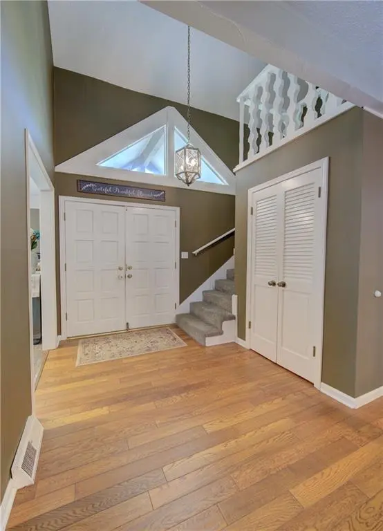 9127 W 91st TER, Overland Park, KS 66212
