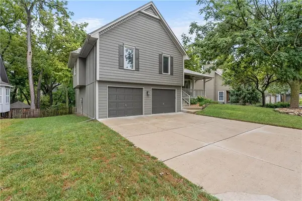 1517 NE Deer CT, Lee's Summit, MO 64086