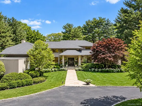5 Coachmans CT, Old Westbury, NY 11568