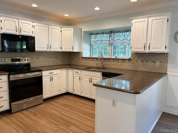 3 Woodhollow CT, Medford, NY 11763