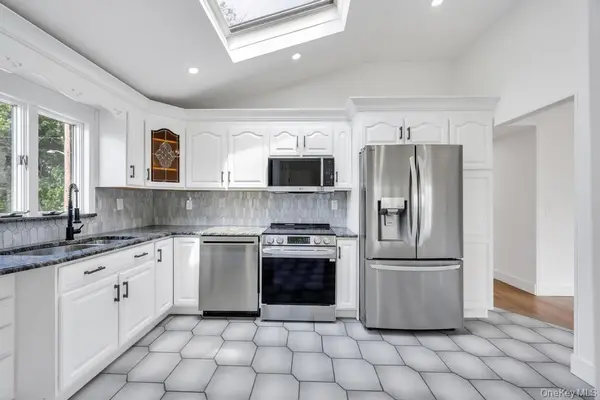 2331 Neptune AVE, Seaford, NY 11783