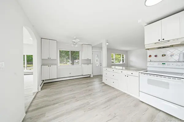 9 Carson LN, Medford, NY 11763