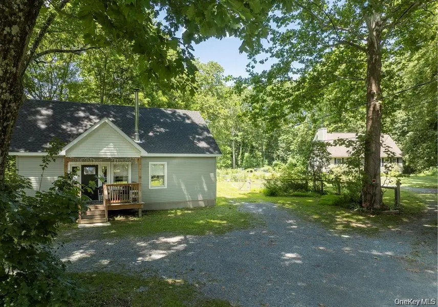 13-14 Creekside PL, Pleasant Valley, NY 12569