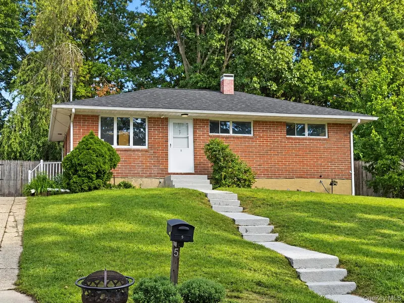 5 Robin RD, Selden, NY 11784