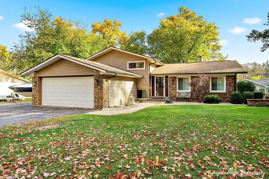 34679 N Hiawatha TRL, Mchenry, IL 60051