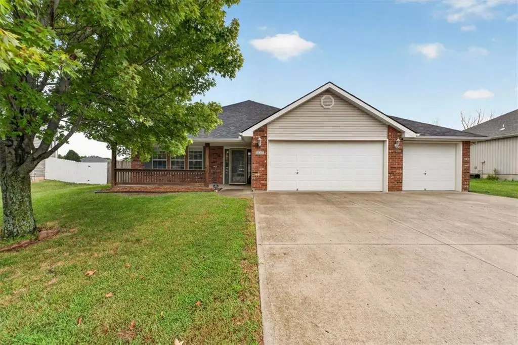 507 SW Cross Creek DR, Grain Valley, MO 64029