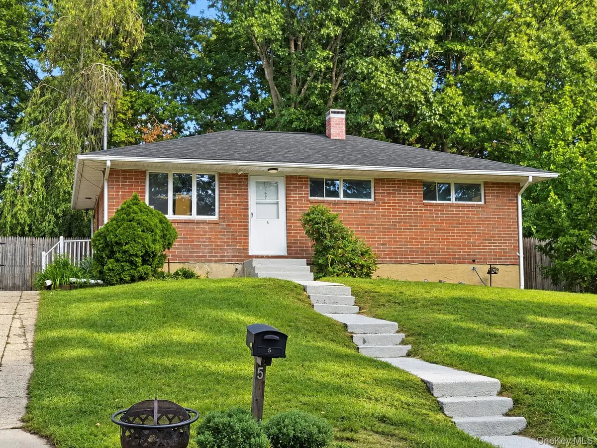 5 Robin RD, Selden, NY 11784