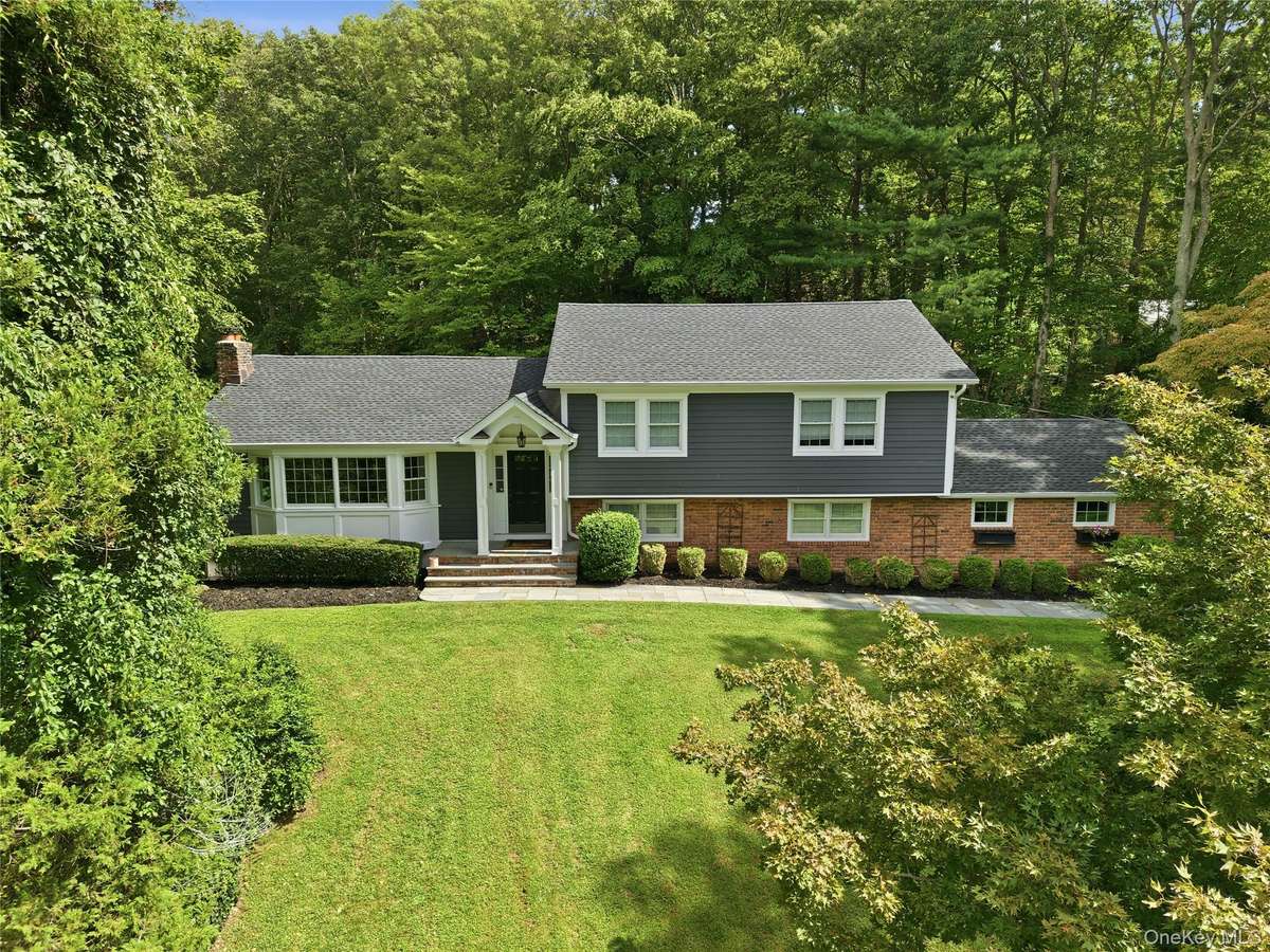 63 Bankside DR, Centerport, NY 11721