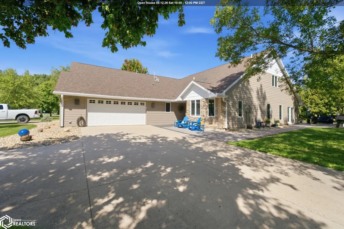 2010 Hunters Ridge Dr, Mason City, IA 50401