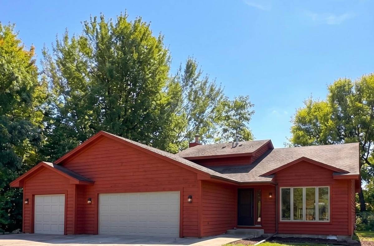 2633 Nightingale CT, Chaska, MN 55318