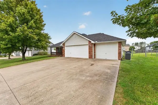 507 SW Cross Creek DR, Grain Valley, MO 64029