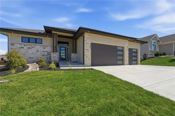 4225 NE Overbrook DR, Lee's Summit, MO 64064