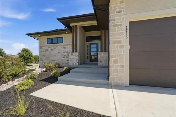 4225 NE Overbrook DR, Lee's Summit, MO 64064