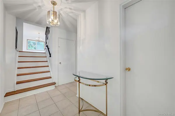16 Salem PL, White Plains, NY 10605
