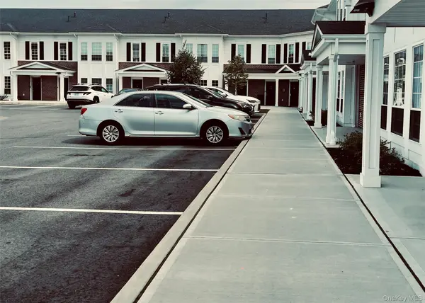 221 Eastview DR #18, Central Islip, NY 11722