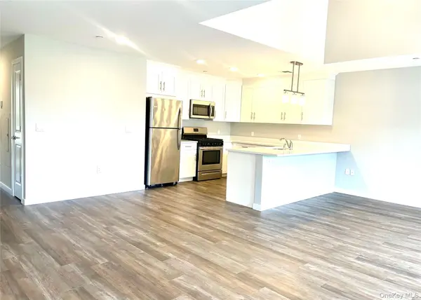 221 Eastview DR #18, Central Islip, NY 11722