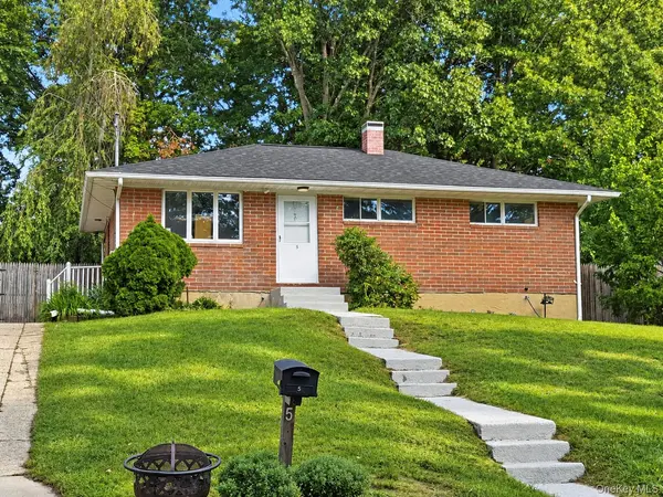 5 Robin RD, Selden, NY 11784