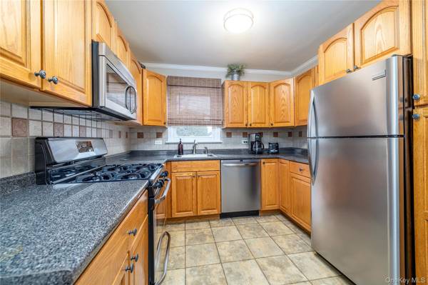 934 Hancock ST, Franklin Square, NY 11010
