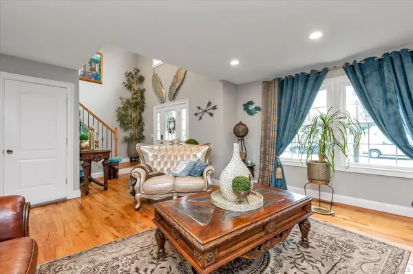 6 Belmont CT, Amityville, NY 11701