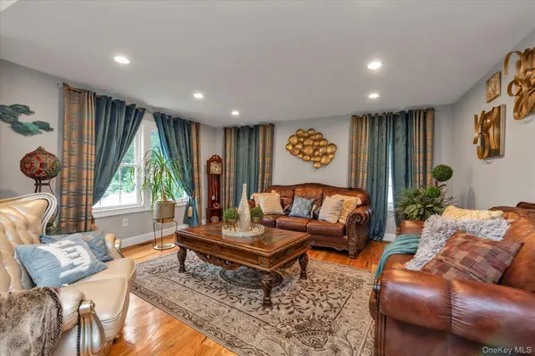 6 Belmont CT, Amityville, NY 11701