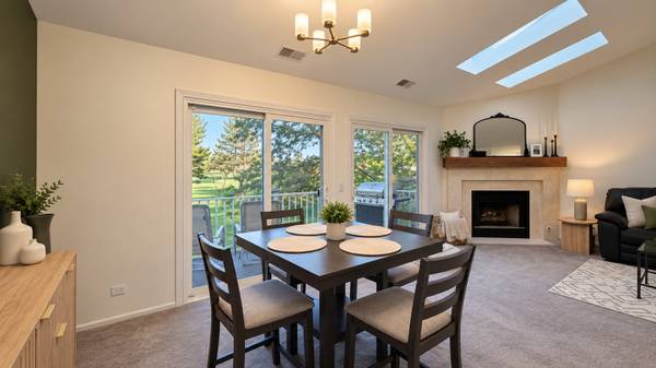 311 Glasgow LN #V2, Schaumburg, IL 60194