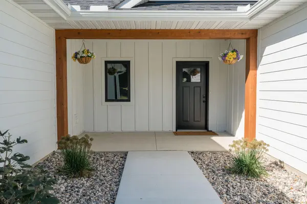 1720 High Tail LN, Mankato, MN 56001