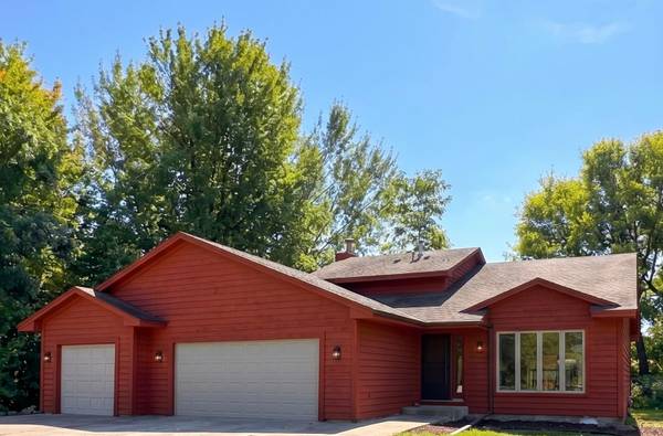 2633 Nightingale CT, Chaska, MN 55318