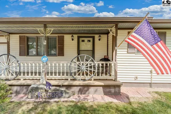 102 Robert St, Hutchinson, KS 67502