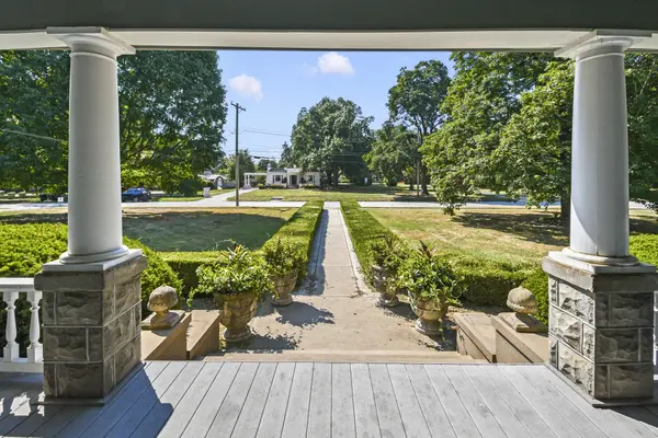 1635 E Walnut ST, Springfield, MO 65802